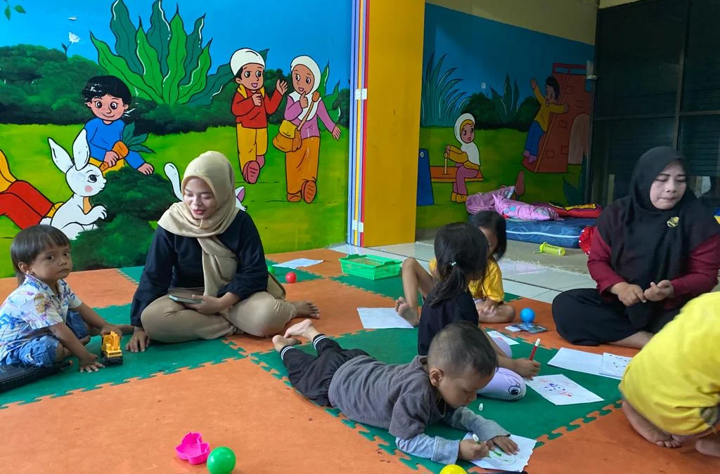 Ada RBA Sahabat Bunda, Anak Bisa Belajar Sambil Bermain Saat Ibu Jual Beli di Pasar Batang