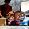 Kreasikan Miniatur Truk, Agus Saluyo Kantongi Omzet Puluhan Juta Per Bulan