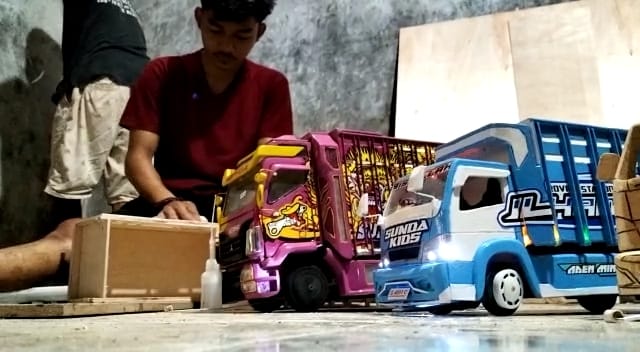 Kreasikan Miniatur Truk, Agus Saluyo Kantongi Omzet Puluhan Juta Per Bulan