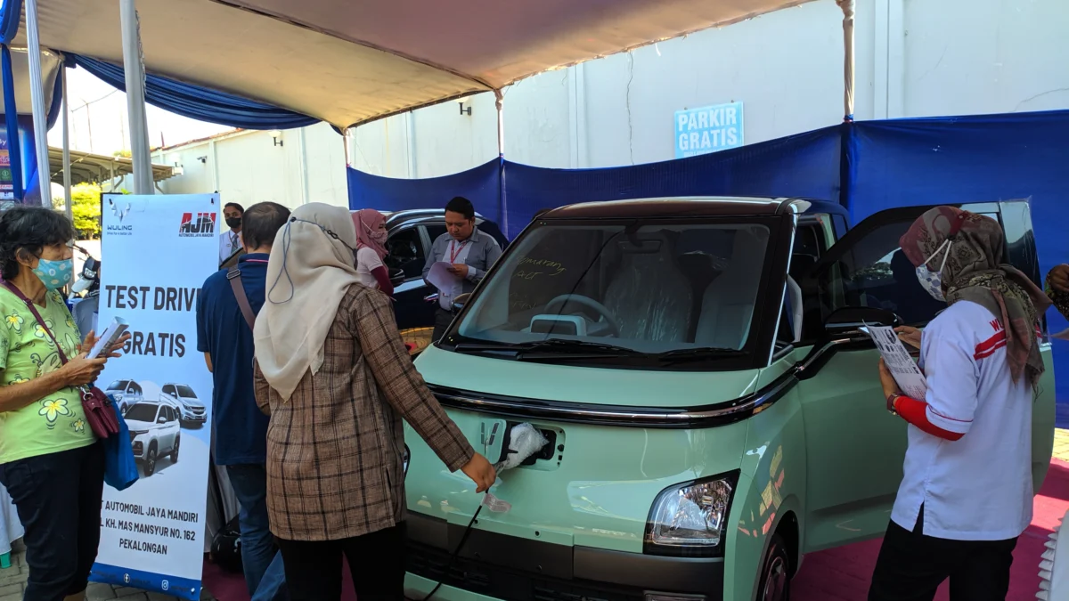 Permudah Isi Daya Baterai Mobil Listrik, Wuling Gandeng PLN