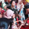 Bikin Bahagia! Komunitas Pekalongan Curhat Bagi-Bagi Uang Jajan untuk Anak-Anak Pengungsi di Kelurahan Tirto