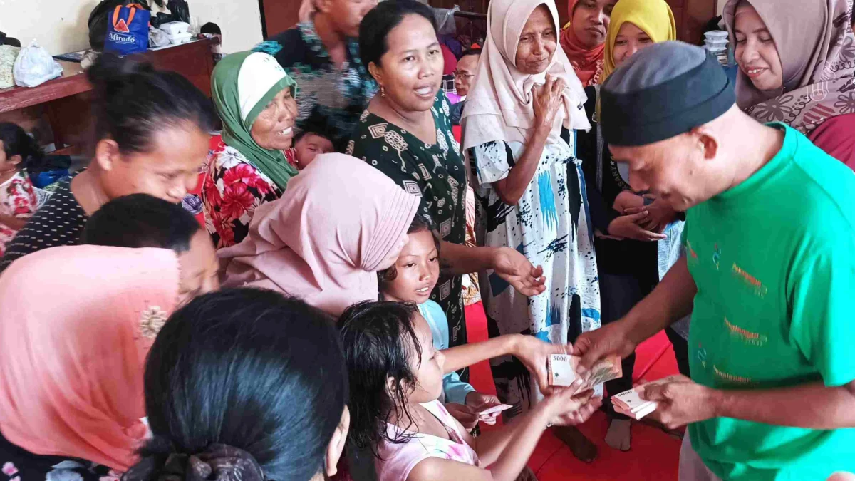 Bikin Bahagia! Komunitas Pekalongan Curhat Bagi-Bagi Uang Jajan untuk Anak-Anak Pengungsi di Kelurahan Tirto