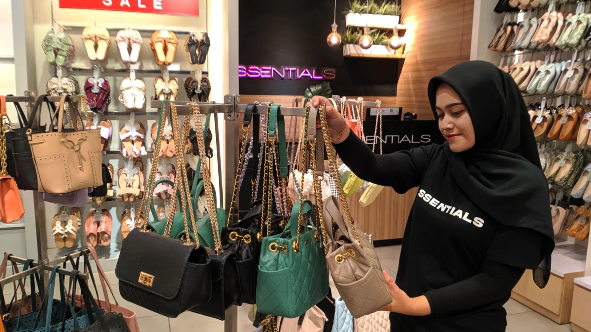 Berburu Diskon Akhir Tahun di Essentials Urban&Flatshoes