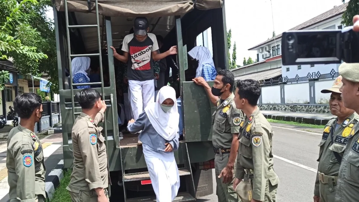 Keluyuran Saat Jam Sekolah, Puluhan Pelajar Digaruk Satpol PP di Bendungan Brondong