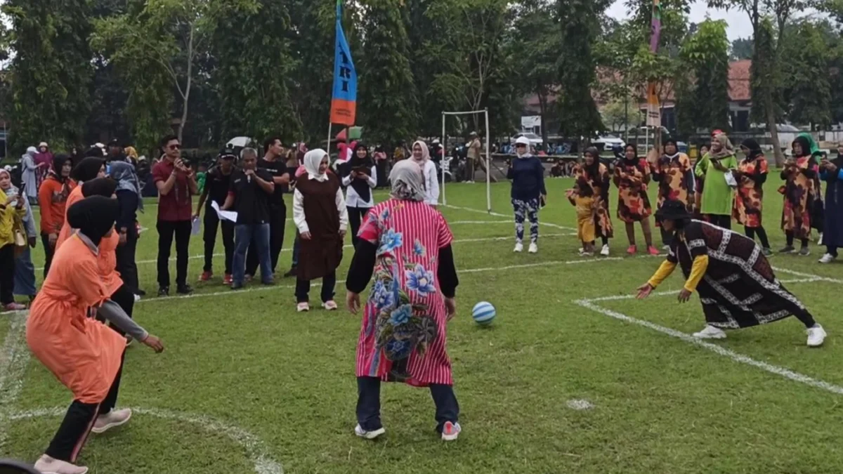 Demam Piala Dunia 2022, Bupati, Istri Kapolres dan Sekda Main Bola Pakai Daster