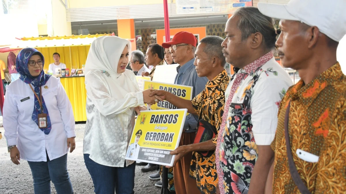 Bupati Fadia Arafiq Serahkan Sejumlah Hibah dan Bansos ke Pelaku UKM