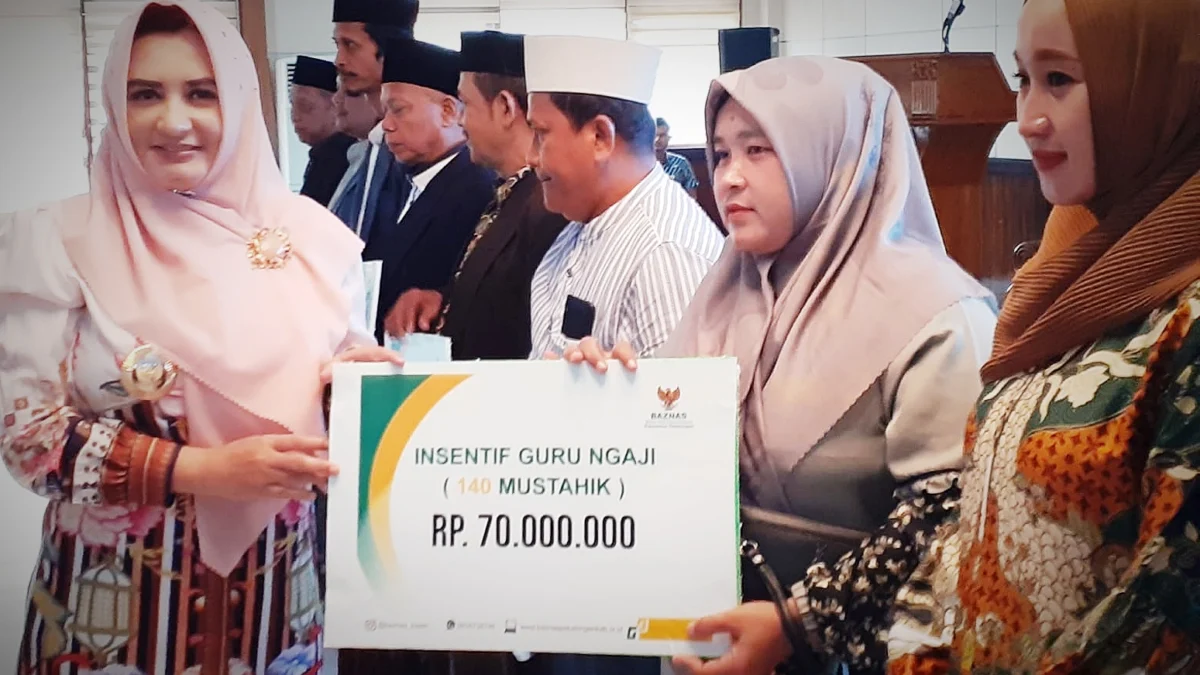 Bupati Fadia Salurkan Bantuan Modal Usaha, Insentif Guru Ngaji dari BAZNAS