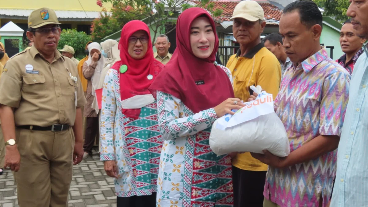 Alhamdulillah Penjaga Sekolah, Tenaga Kebersihan di Lingkungan Dindik dan SD Terima Paket Sembako