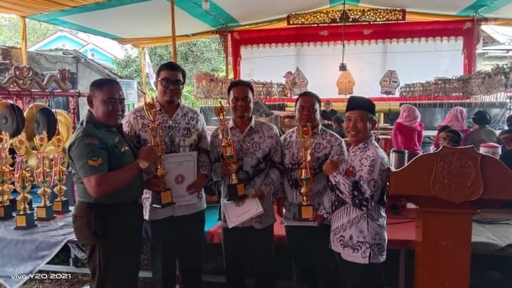 Guru SMAN 2 Juara Pertama Lomba Nyanyi