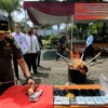 Kejaksaan Negeri (Kejari) Kota Pekalongan melakukan pemusnahan barang bukti dan barang rampasan tindak pidana umum di halaman Kantor Kejari setempat, Senin (19/12/2022).