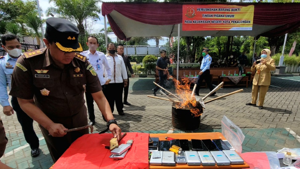 Kejaksaan Negeri (Kejari) Kota Pekalongan melakukan pemusnahan barang bukti dan barang rampasan tindak pidana umum di halaman Kantor Kejari setempat, Senin (19/12/2022).