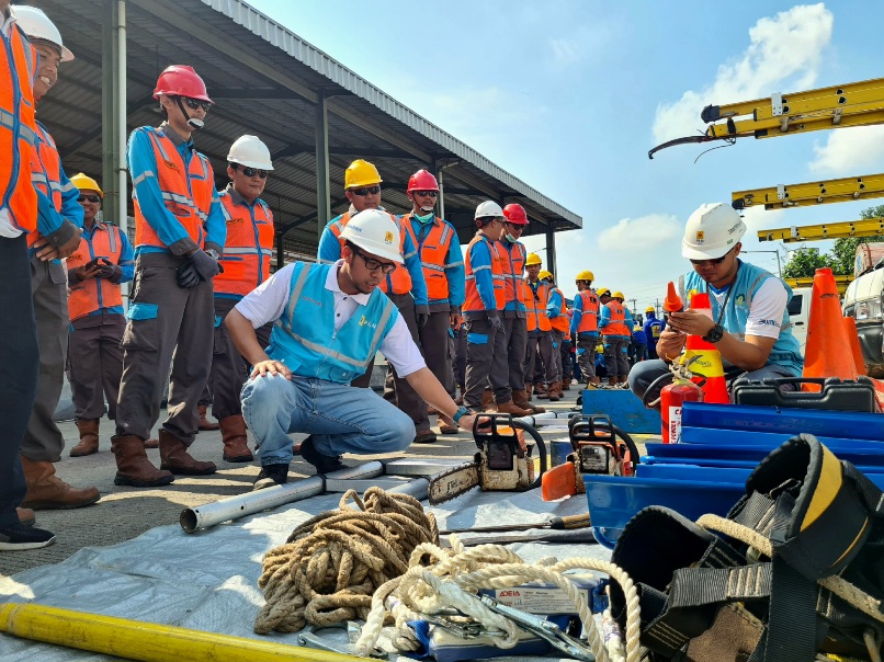 PT PLN (Persero) UP3 Pekalongan melaksanakan apel siaga kelistrikan dan mengecek berbagai peralatan pendukung untuk menjaga keandalan listrik selama Natal dan Tahun Baru (Nataru), Selasa (20/12/2022).