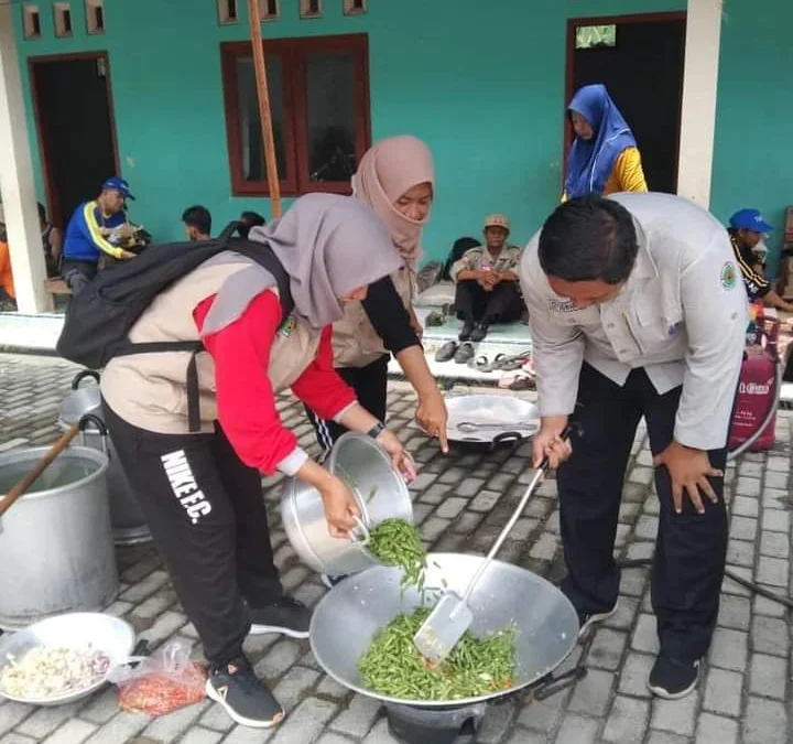 Sinergi Pramuka Peduli & Tagana Pati, Gelar Dapur Umum Di Lokasi Bencana