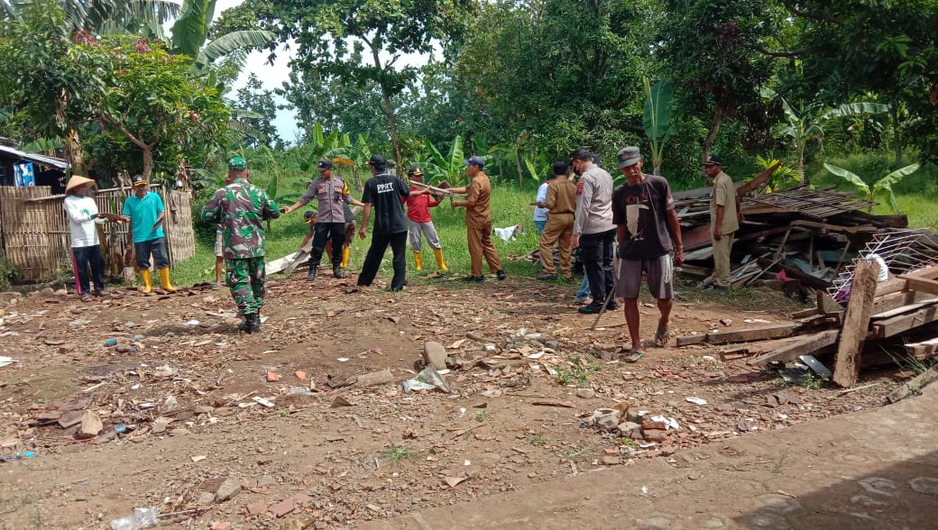 Kasihan, Rumah ODGJ di Batang Ambruk Saat Hujan Lebat dan Angin Kencang