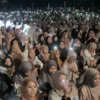 Ribuan mahasiswa dan masyarakat umum menghadiri acara UIN Gus Dur Bersholawat bareng Majelis Az Zahir pada Kamis malam, 15 Desember 2022.