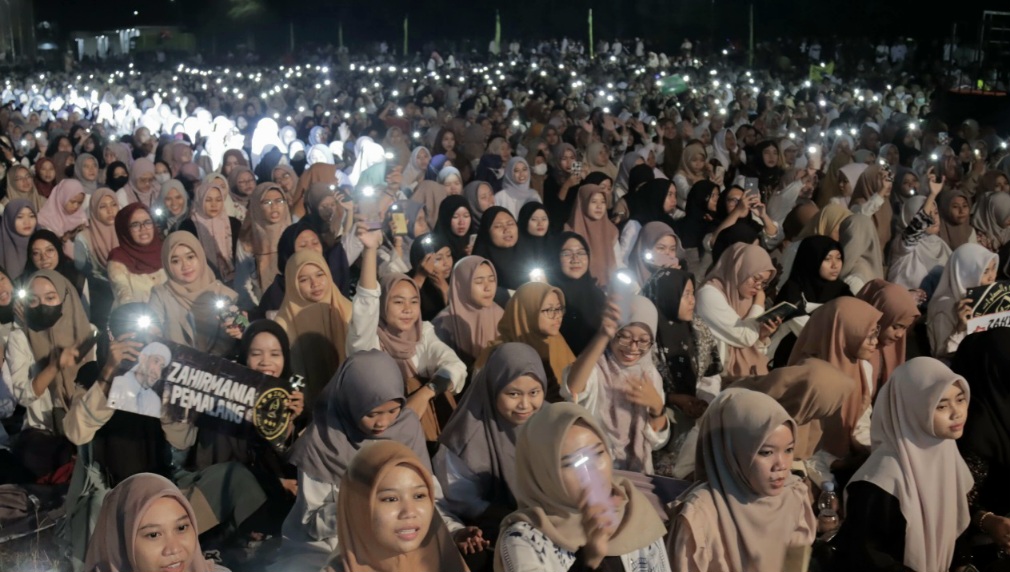 Ribuan mahasiswa dan masyarakat umum menghadiri acara UIN Gus Dur Bersholawat bareng Majelis Az Zahir pada Kamis malam, 15 Desember 2022.