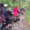 Nah Lho Gara-gara Jalan Rusak, Anak Enggan Bersekolah