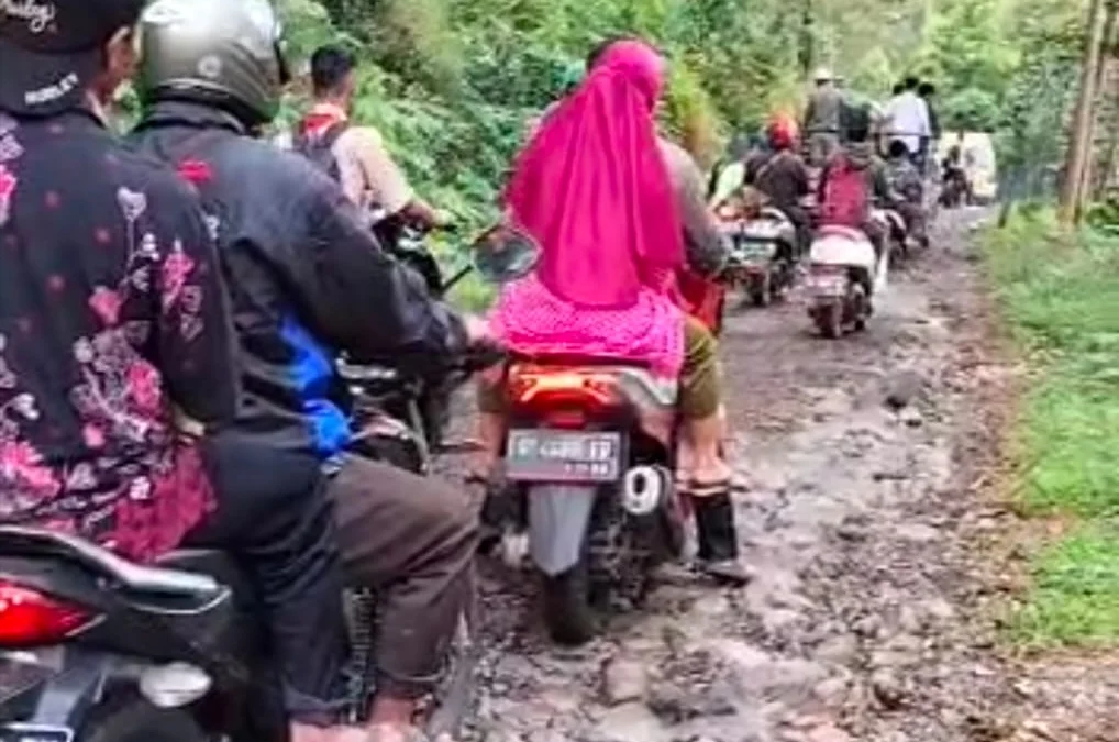 Nah Lho Gara-gara Jalan Rusak, Anak Enggan Bersekolah