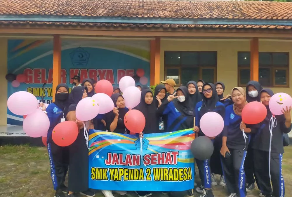 Berbaur dengan Warga, SMK Yapenda 2 Wiradesa Gelar Jalan Sehat