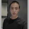 Siap Wamil, Jin BTS Tunjukkan Pesonanya dengan Rambut Baru