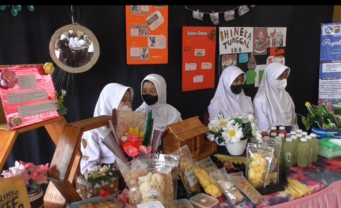 Perkuat IKM, Siswa SMPN 03 Pekalongan Hasilkan Produk Minuman Buah Mangrove