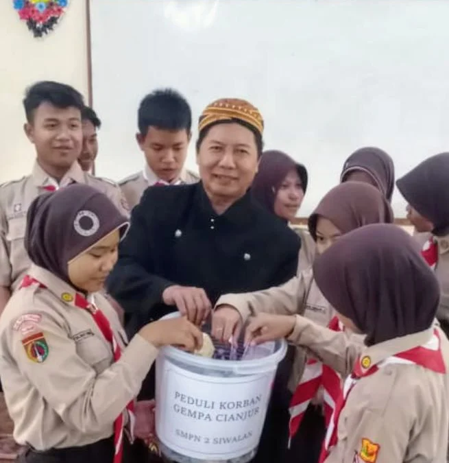 Peduli Cianjur Warnai Semarak Hari Guru Nasional di SMPN 2 Siwalan