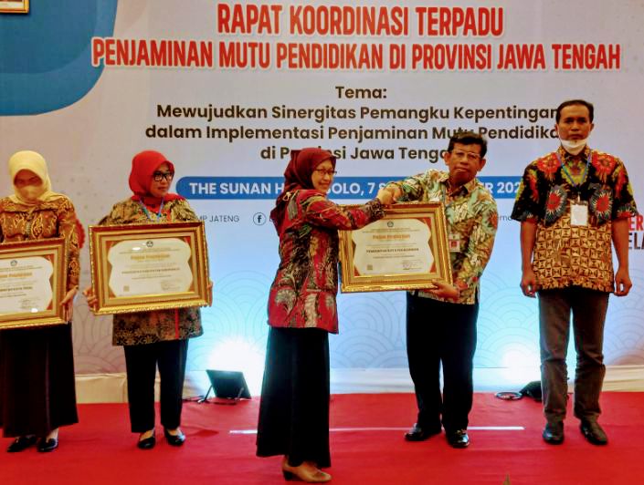 Dianggap Proaktif Regulasi, Dindik Kota Pekalongan Terima Anugerah Pendidikan Kota Pekalongan.