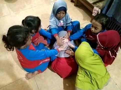 Melatih Sikap Kerjasama Anak Melalui Kegiatan Bermain Cublak-Cublak Suweng