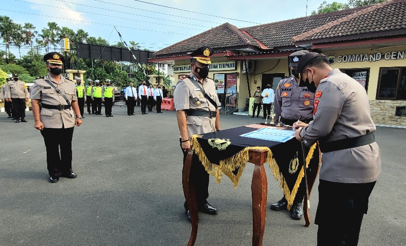 Polres Pekalongan Kota melaksanakan sertijab Kapolsek Pekalongan Timur dari Kompol Junaedi ke Kompol Akhwan Nadzirin