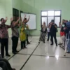 Wali Kota Pekalongan bernyanyi bersama penyandang disabilitas di acara peringatan Hari Disabilitas Internasional 2022 di Kota Pekalongan, Rabu (14/12/2022).