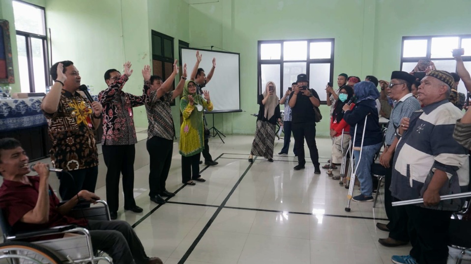 Wali Kota Pekalongan bernyanyi bersama penyandang disabilitas di acara peringatan Hari Disabilitas Internasional 2022 di Kota Pekalongan, Rabu (14/12/2022).