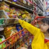 5 Manfaat Ajak Anak Berbelanja di Supermarket