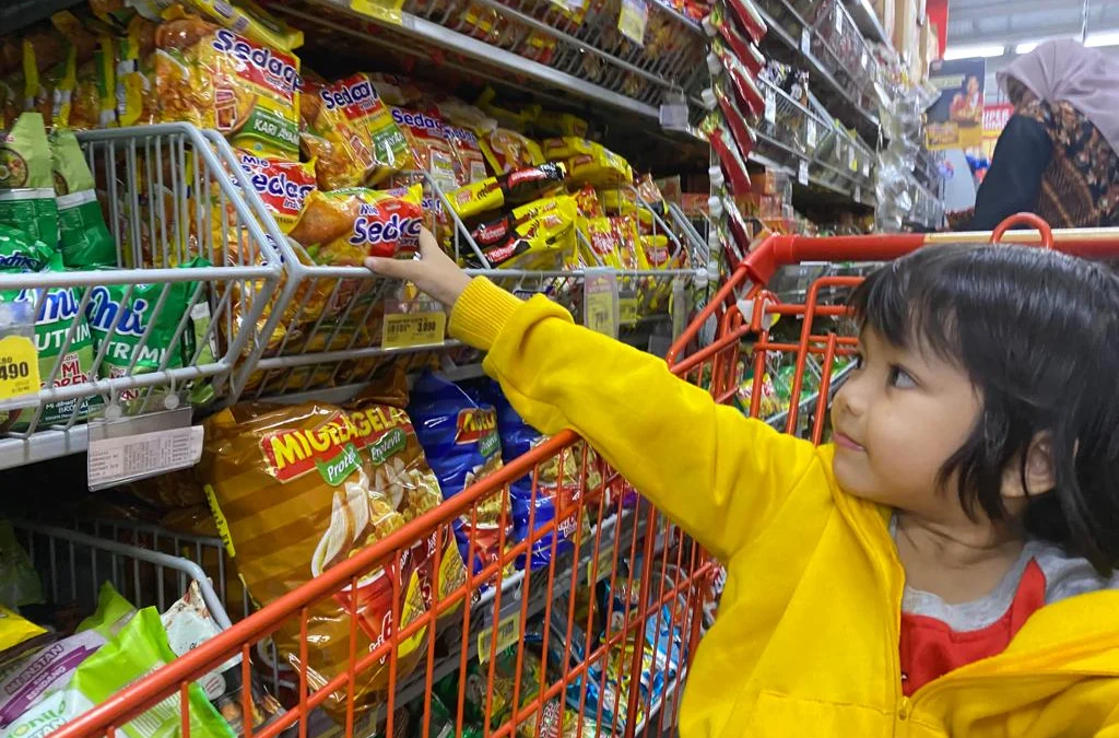 5 Manfaat Ajak Anak Berbelanja di Supermarket