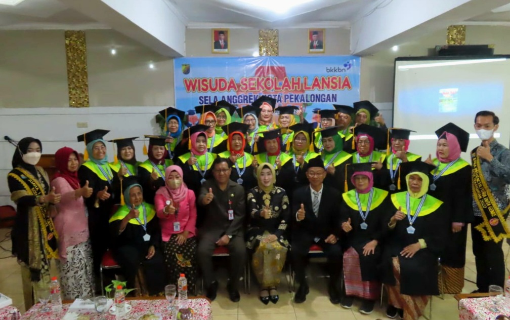 Sebanyak 30 lansia di kota pekalongan menjalani wisuda sebagai sarjana lansia, usai mengikuti sekolah lansia selama enam bulan.