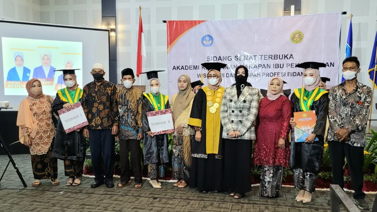 Akbid Harapan Ibu Pekalongan Gelar Wisuda XII dan Sumpah Profesi Bidan