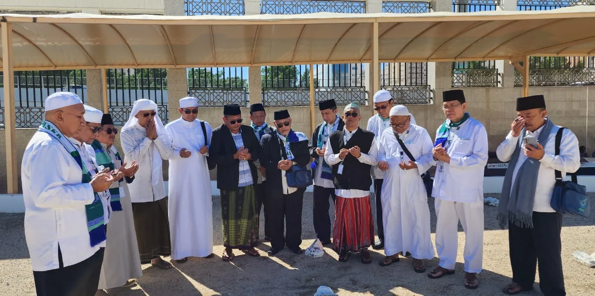 Adem, Para Kiai NU dan Muhammadiyah Berziarah ke Makam Mbah Moen di Mekah