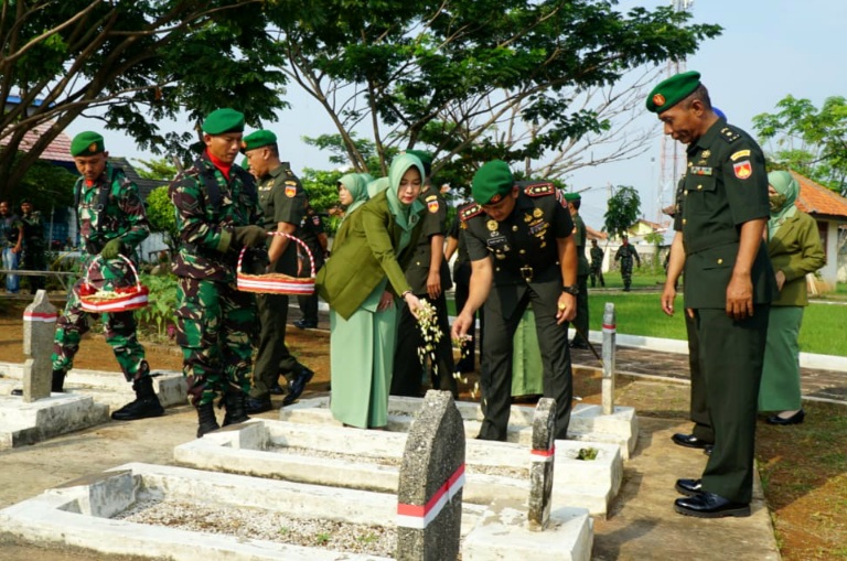 Kodim 0710/Pekalongan ziarah rombongan ke Taman Makam Pahlawan dalam rangka Hari Juang TNI AD ke-77