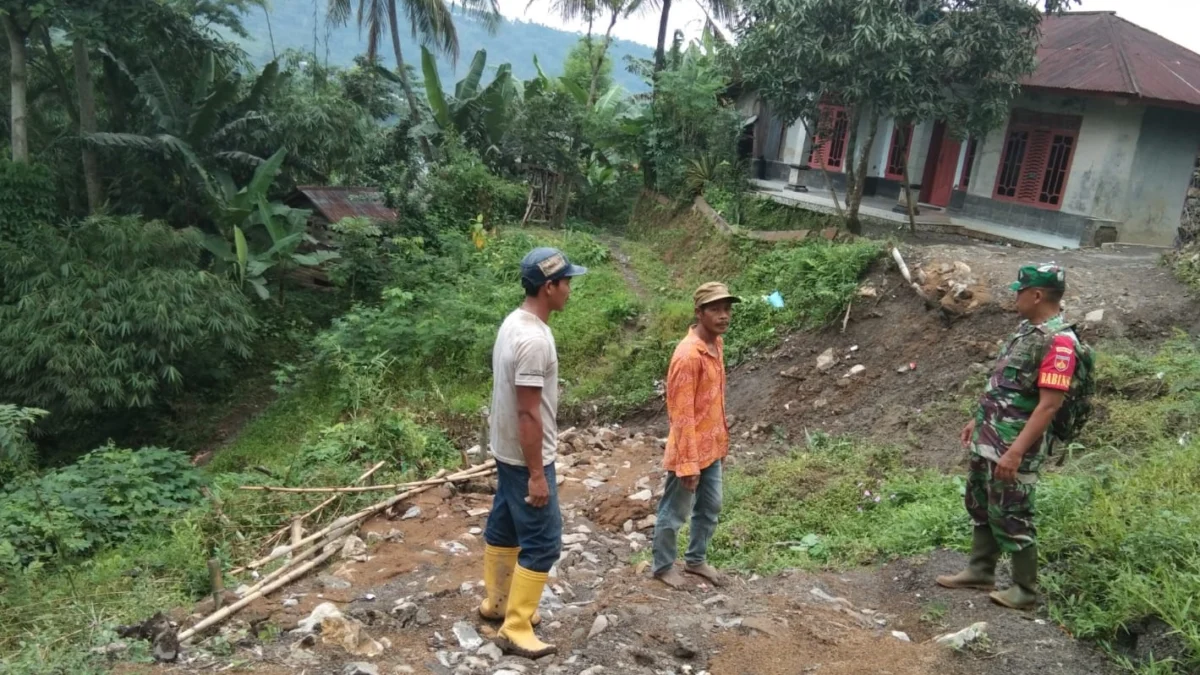 Duh! Jalan Ambles di Karyamukti Belum Ada Penanganan