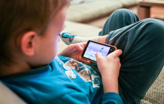 Liburan Sekolah Anak Banyak Bermain Handphone. Ini Kata Psikolog Klinis Anak