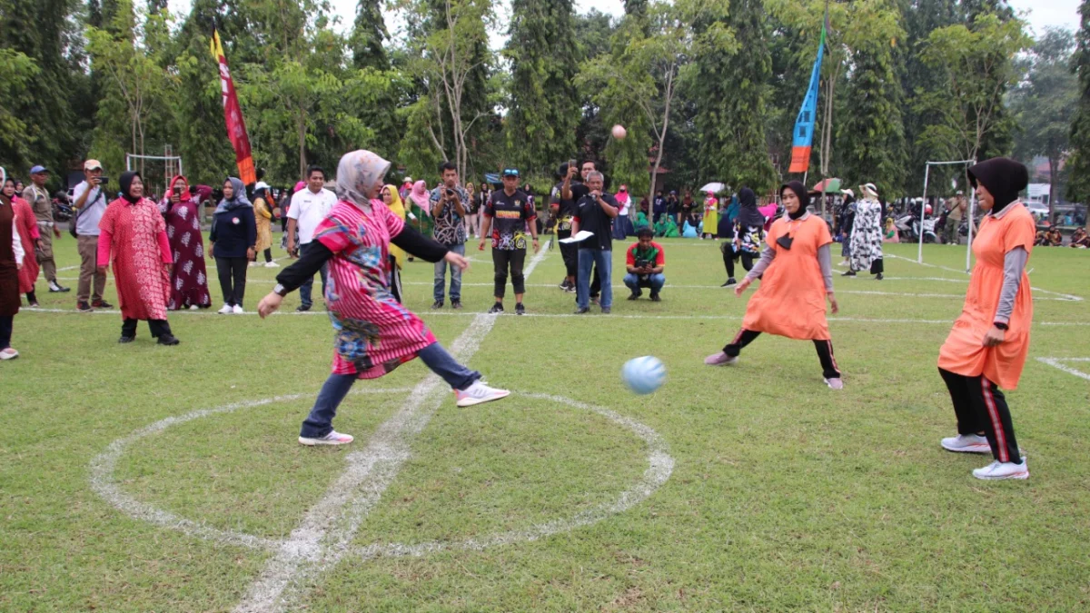 Pakai Daster, Bhayangkari dan Polwan Polres Pekalongan Ambil Bagian Ikuti Lomba Dalam Rangka Hari Ibu Ke-94 dan HUT GOW Ke-20