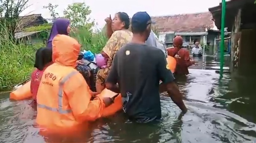 BPBD mengevakuasi warga terdampak banjir di Kota Pekalongan pada Sabtu (31/12/2022)