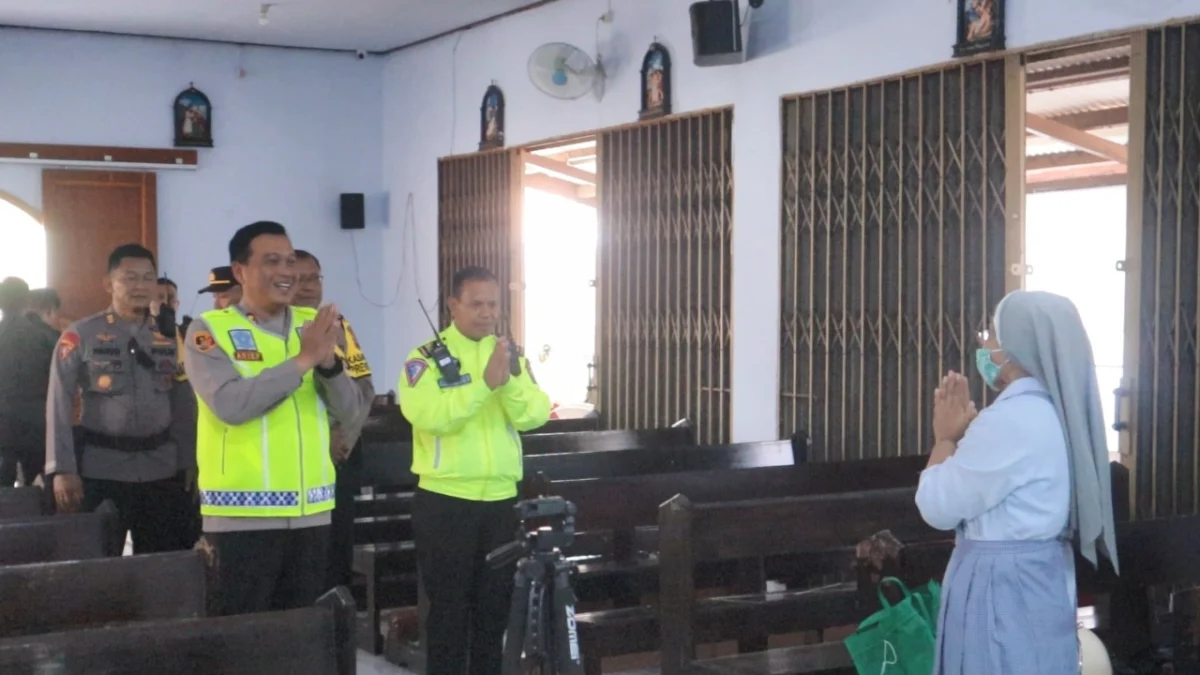 Kapolres Pekalongan Patroli dan Cek Pos Pam Gereja di Karanganyar dan Kajen Dengan Naik Motor