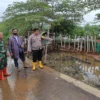 Antisipasi Banjir, Babinsa Koramil Wiradesa Cek Tanggul Sungai Sengkarang