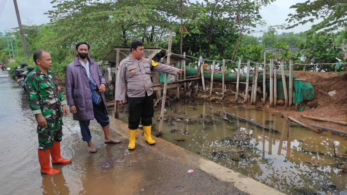 Antisipasi Banjir, Babinsa Koramil Wiradesa Cek Tanggul Sungai Sengkarang