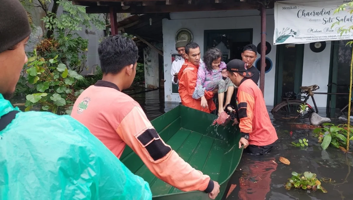 warga mengungsi akibat banjir di kota Pekalongan