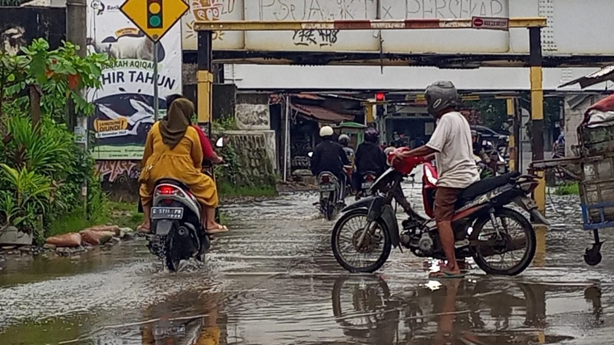 Jalan Pacar Sudah Ditinggikan, Kok Belum Terbebas dari Genangan