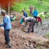 Bhabinkamtibmas Polsek Petungkriyono Ikut Kerja Bakti Singkirkan Guguran Tanah