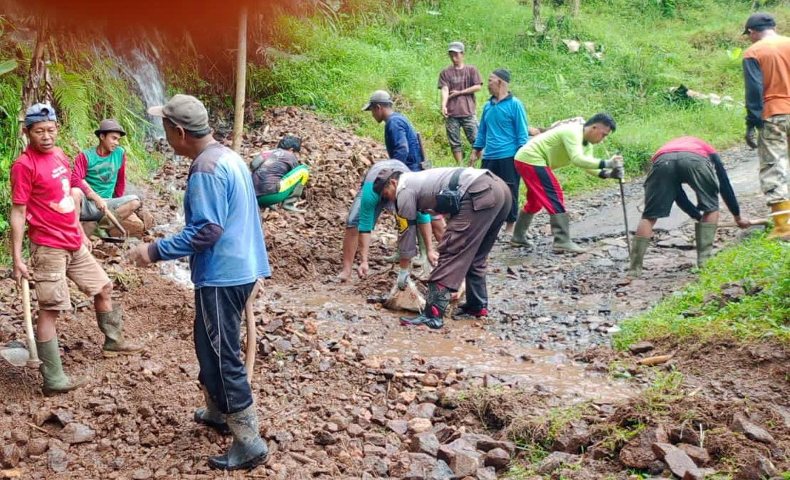 Bhabinkamtibmas Polsek Petungkriyono Ikut Kerja Bakti Singkirkan Guguran Tanah