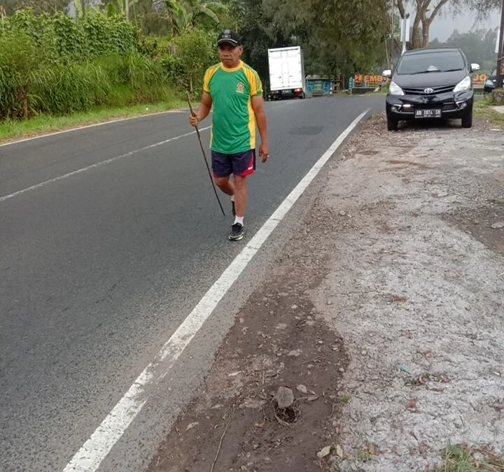 Kerja 36 Tahun,  Pensiun Jalan Kaki Sejauh 183 Km Pulang Kampung