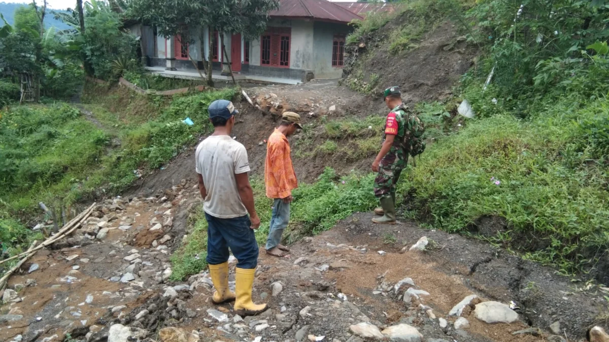 Jalan di Karyamukti Ambles 30 M, Warga Gunakan Jalan Gang Sempit